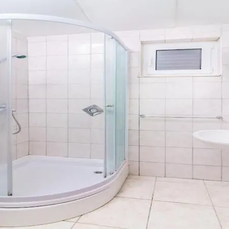 - Comfort One Bedroom H2 Apartment